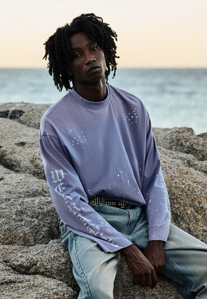 Bershka, LONG SLEEVE BOXY FIT - PRINT T-SHIRT - T-shirt à manches longues - blue
