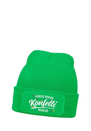 Leuchtend grüne Strickmütze mit umgeschlagenem Rand und einem Aufnäher mit der Aufschrift "Hokus Pokus Konfetti Modus", umgeben von kleinen, bunten Konfettiformen.