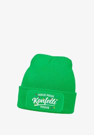 Bright green knit beanie with folded cuff and a patch reading "Hokus Pokus Konfetti Modus" surrounded by small colorful confetti shapes.