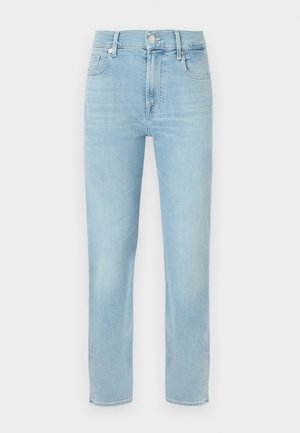 Jean en denim bleu clair taille haute, coupe droite, avec bouton frontal, fermeture éclair et design à cinq poches sur fond blanc.