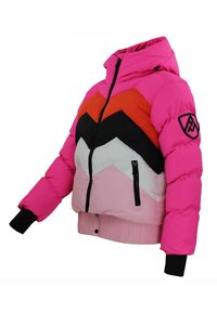 Uppblåst jacka med ett chevron-mönster i rosa, röd, svart, vit och ljusrosa. Inkluderar en huva, dragkedjefickor och ribbade ärmslut.