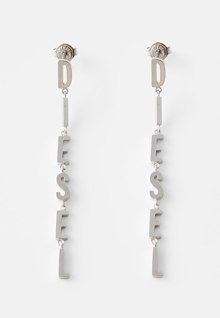 Silberne hängende Ohrringe mit verlinkten Buchstaben, die "DIESEL" buchstabieren, auf einem weißen Hintergrund.