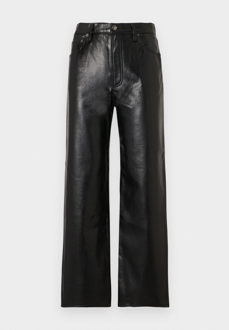 Pantaloni a gamba larga in pelle nera con finitura lucida, dotati di tasche anteriori, chiusura con zip e bottone. Texture liscia su tutta la superficie.