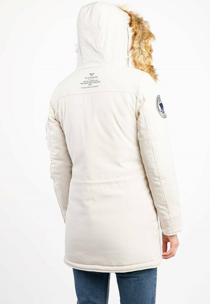 Weiße Parkajacke mit einem mit Fell gefütterten Kapuzen, die eine glatte Textur, ein Logodesign auf dem Rücken und eine mittellange Passform bis zur Oberschenke aufweist.