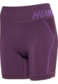 Paarse sportieve shorts met een geribbelde textuur, voorzien van een contrasterend logo en chevronontwerpelementen. Middelhoge tailleband en aansluitende pasvorm.