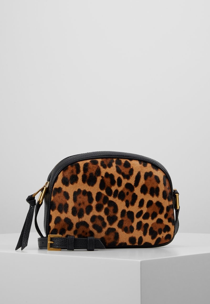 Kabelka přes rameno s leopardím potiskem, vyrobená z měkké texturované látky, s černými koženými detaily a zlatými kovovými prvky, vybavená nastavitelným popruhem.
