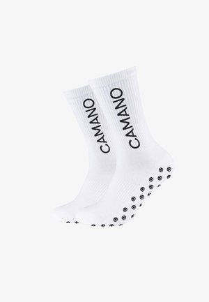 Weiße Socken mit gerippter Struktur, auf der Seite mit "CAMANO" in Schwarz bedruckt. Die Unterseite hat ein schwarzes, gepunktetes Grip-Muster.