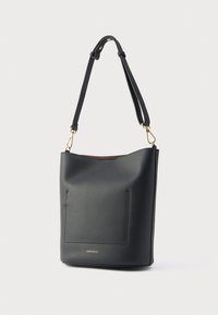 Μαύρη δερμάτινη τσάντα ώμου με υφή, με μπροστινή τσέπη και χρυσούς μεταλλικούς λεπτομέρειες. Ρυθμιζόμενο λουράκι για ευελιξία.