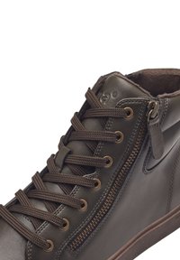 Sneaker alta in pelle marrone con superficie testurizzata, occhielli in metallo, lacci marroni e dettagli con zip laterale. Collo imbottito per il comfort.