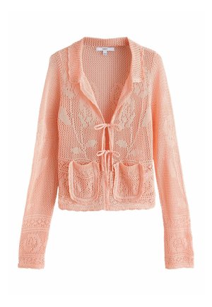 Hellrosa gehäkelte Strickjacke mit Blumenmustern, langen Ärmeln, zwei Vordertaschen und vorne gebundenen Verschlüssen.