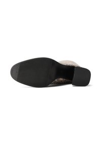 Scarpa mule con tomaia in pelle di serpente testurizzata, colore beige neutro e suola in gomma nera con righe orizzontali per una migliore aderenza.