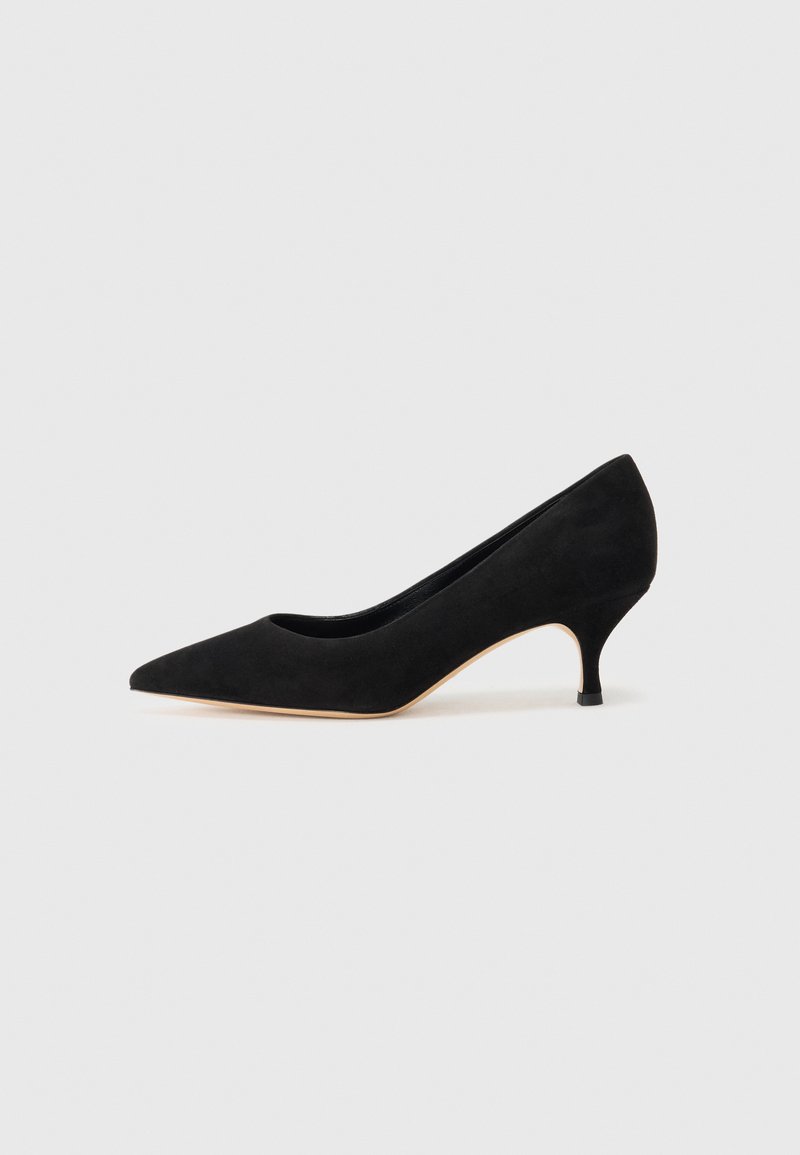 Escarpin en daim noir avec un bout pointu et un petit talon. Le design présente une texture lisse et une silhouette épurée.