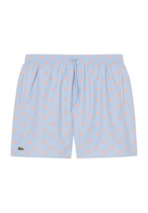 Pantaloncini azzurri chiaro con motivi di coccodrilli rosa, vita elastica con coulisse, tasche laterali e piccolo logo coccodrillo verde in basso a sinistra.