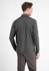 Langærmet polo shirt i mørkegrå, lavet af blødt stof, med klassisk krave og lige søm, med diskrete sidespalter.