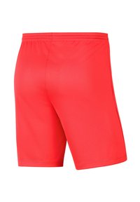 Shorts de sport rouges en tissu lisse et extensible. Taille élastique, design à mi-genoux sans caractéristiques ou motifs supplémentaires.