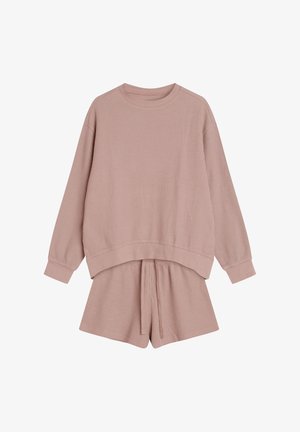 Jasnoróżowy zestaw dresowy z wafelnej dzianiny, obejmujący długi rękaw z okrągłym dekoltem oraz dopasowane szorty z elastycznym pasem i sznurkiem.
