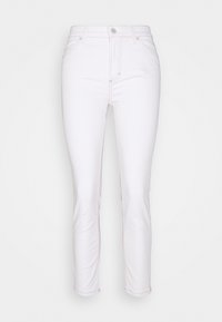 Jeans de mezclilla blanca con un ajuste slim, cintura alta y costuras claras. Presenta bolsillos frontales y un cierre con un solo botón metálico.