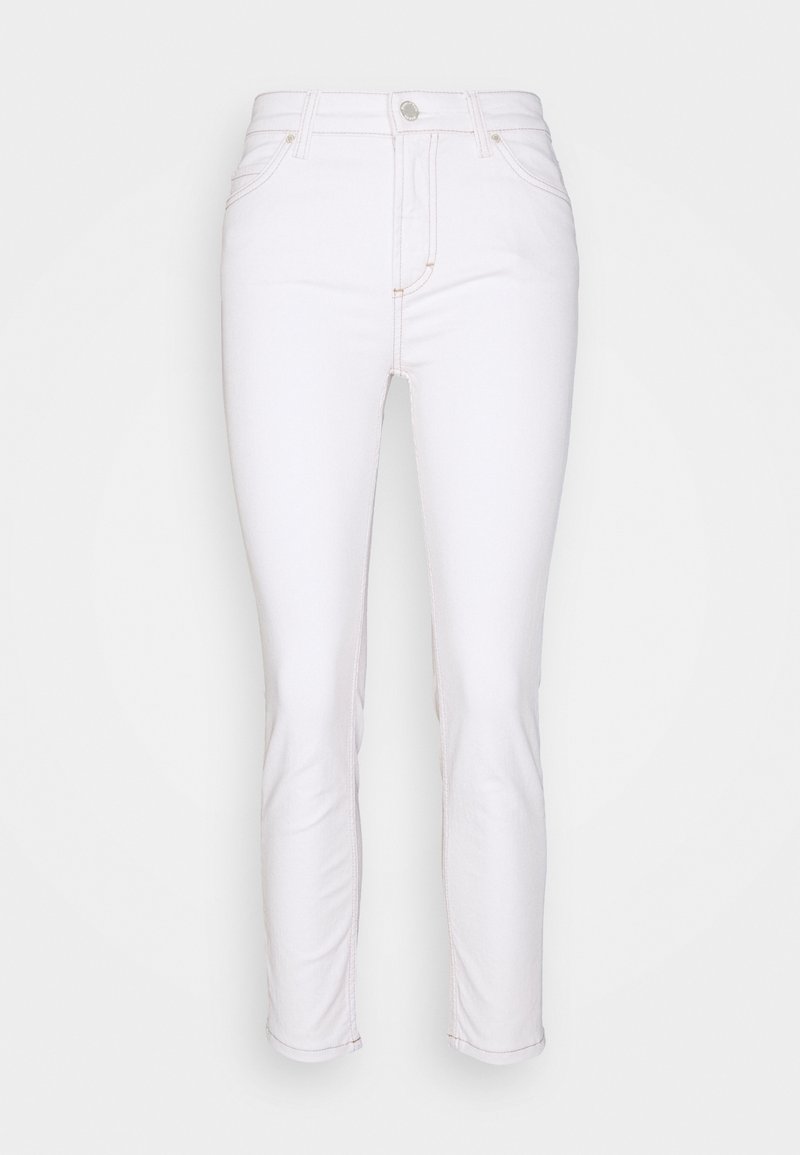 Jeans de mezclilla blanca con un ajuste slim, cintura alta y costuras claras. Presenta bolsillos frontales y un cierre con un solo botón metálico.