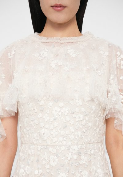 Φόρεμα ανοιχτού χρώματος με κεντήματα λουλουδιών, μανίκια από τούλι με βολάν και λαιμόκοψη μέχρι ψηλά. Υφάσμα με υφή, διακοσμητικά στοιχεία και διάφανα τμήματα.