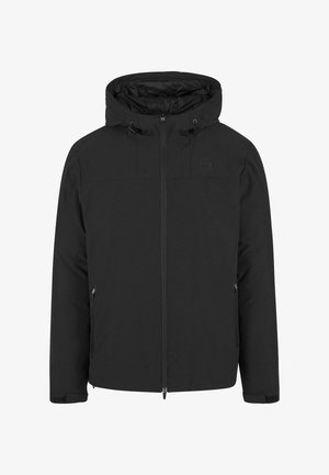 Veste isolante noire avec capuche et fermeture zippée, dotée de deux poches latérales et d'un petit logo sur la poitrine. Texture lisse.