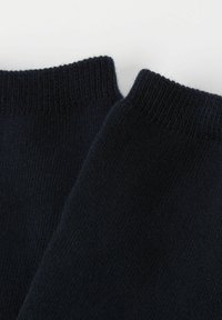 Mørkeblå sokker med en glat tekstur, ribbede manchetter og sømløse toppe, designet til komfort og holdbarhed.