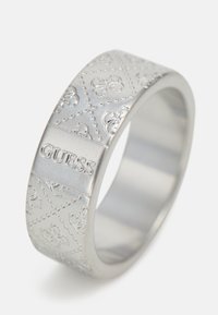 Anneau en argent avec des motifs floraux embossés et un accent central avec le logo "GUESS". Finition intérieure lisse, texture mate.