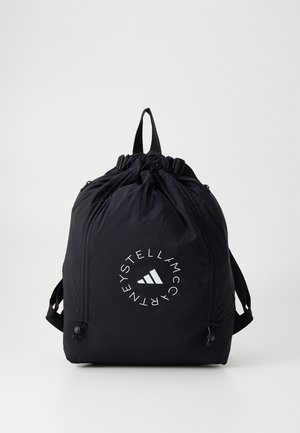 Sac à dos à cordon noir en matériau léger. Présente un logo circulaire avec du texte et un design à rayures, des sangles renforcées et des zips.