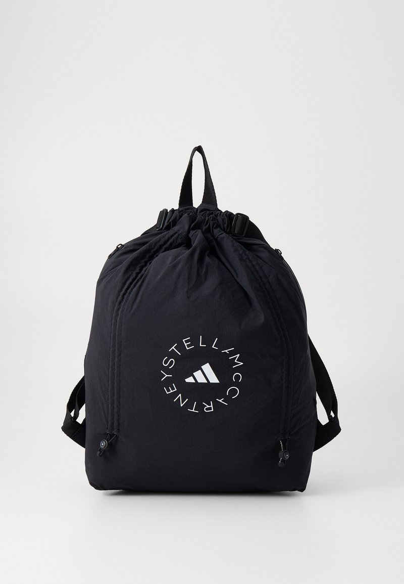 Mochila de cordão preta, feita de material leve. Apresenta um logótipo circular com texto e design de riscas, alças reforçadas e fechos de correr.