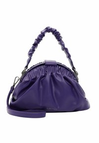 Sac à main en cuir violet avec un design froncé, une poignée froncée et une bandoulière réglable. Présente une texture lisse et des accents métalliques.