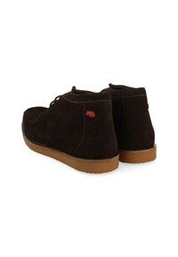 Botas de tobillo de ante marrón con un acabado texturizado, que cuentan con una suela de goma marrón claro y un pequeño logo de oso rojo en el lateral. Diseño con cordones.