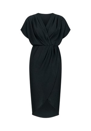 Zwarte wikkeldress met korte mouwen, voorzien van een V-hals en een textuurstof. Het ontwerp heeft een gedrapeerde voorkant en een broeklengte zoom.