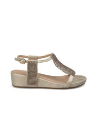 Sandal in tono oro con tacco a cuneo, caratterizzato da un design a T-strap con un accento decorativo di strass e una cinghia alla caviglia testurizzata per una vestibilità sicura.