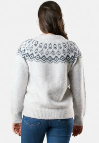 Maglione grigio in wool con un colletto decorato da motivi geometrici grigio scuro, polsini e orlo a costine. Visibile dal retro.