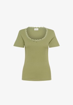 Olíva zöld, rövid ujjú póló, fodros csipke nyakkivágással és kis masni részlettel elöl. Puha, bordázott anyagból készült.