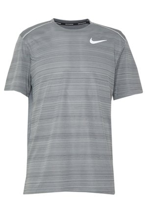 Grau kurzärmeliges Nike Laufshirt mit subtilen horizontalen Streifen und weißem Nike Swoosh-Logo auf der oberen linken Brust.