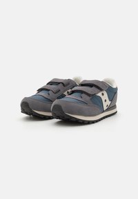 Grå og blå sneakers med en overdel i semska og mesh, borrelåser og en svart gummisåle med mønstret grep.