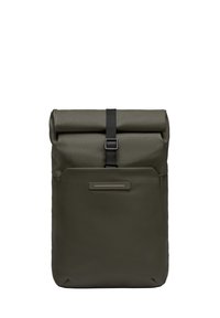 Sac à dos à rabat en vert olive, fabriqué à partir de matériau imperméable. Il dispose d'une sangle noire avec une boucle et d'une poche avant avec un accent argenté.