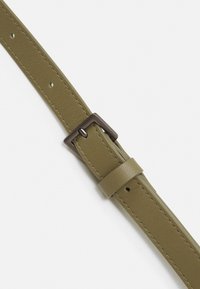 Cintura in pelle verde oliva con una texture liscia, fibbia metallica rettangolare e più fori per la regolazione della taglia.