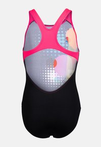 Svart baddräkt med rosa rygg och flerfärgat prickmönster på insidan. Har racerback-design och slät textur.