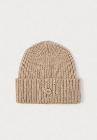 Gorro de lana de punto beige con vuelta y un solo botón redondo beige cosido en el centro de la vuelta.