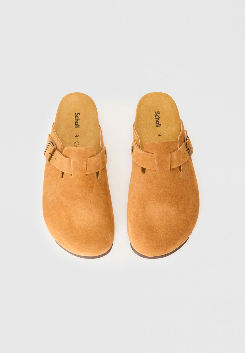 Ein Paar cognacfarbene Wildleder-Clogs zum Hineinschlüpfen mit verstellbaren, geschnallten Riemen, gekennzeichnete Größe 42, von oben auf einem weißen Hintergrund betrachtet.