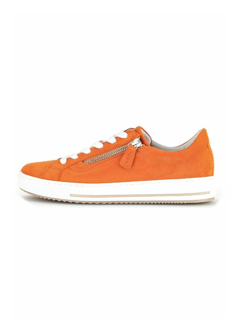 Sneaker en daim orange avec une semelle en caoutchouc blanc, des lacets blancs et un détail zippé sur le côté. Texture subtile et design décontracté.