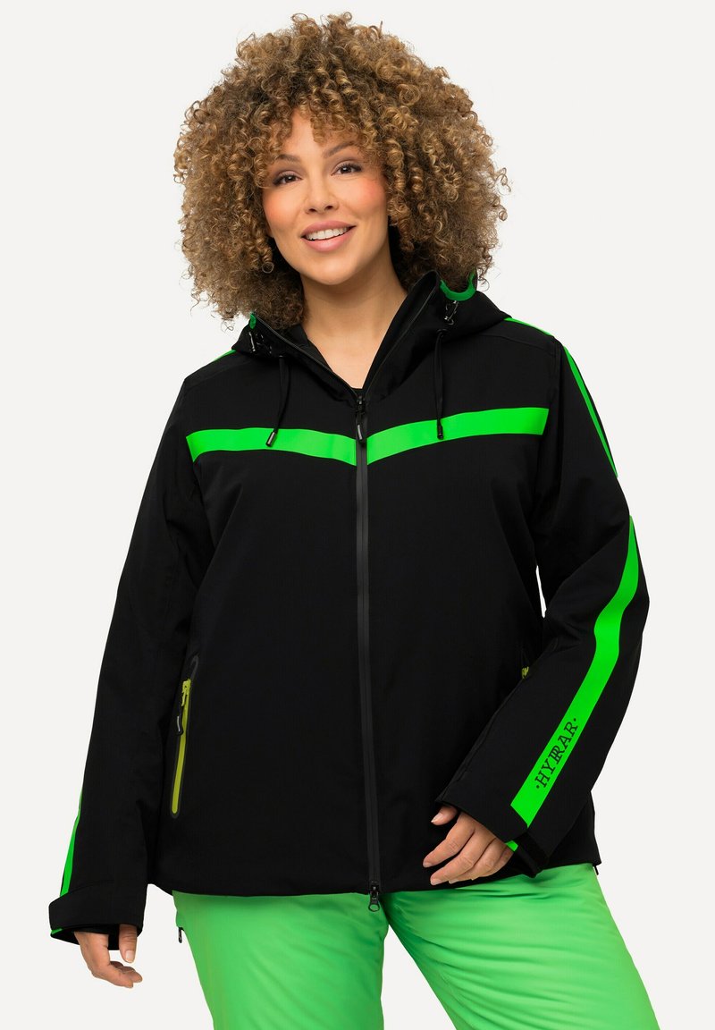 Schwarze wasserdichte Jacke mit leuchtend grünen Akzentstreifen, mit Reißverschlusstaschen und verstellbarem Kapuze. Das Modell hat eine lockere Passform und eine weiche Textur.