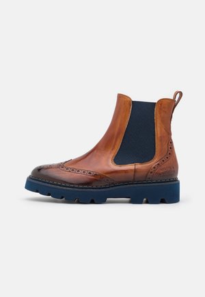 Hnědé kožené Chelsea boty s námořnickými elastickými panely, brogue detaily a robustními modrými gumovými podrážkami. Hladký povrch s lesklým finišem.