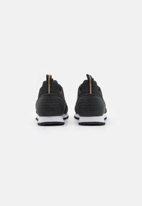 EA7 Emporio Armani LACES UNISEX - Sportcipő - black/gold/white