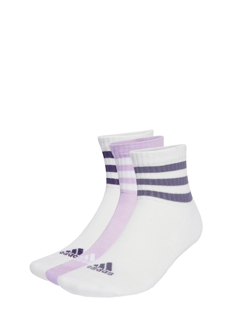 Calcetines deportivos blancos con acentos morados. Un par tiene dos rayas cerca del puño; el otro es sólido con una banda morada. Presenta logo.
