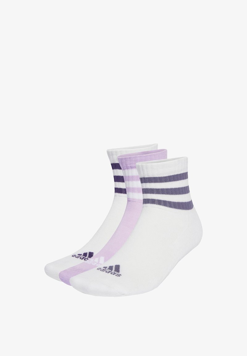 Calcetines deportivos blancos con acentos morados. Un par tiene dos rayas cerca del puño; el otro es sólido con una banda morada. Presenta logo.