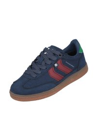 Zapatilla deportiva azul marino con acentos rojos y verdes, material de gamuza, suela de goma texturizada y diseño clásico de cordones.