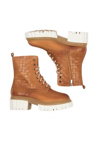 Stivali da combattimento in pelle color tan con un motivo testurizzato a croco, suola bianca e chunky, e cerniera laterale, dotati di lacci beige e punta rotonda.