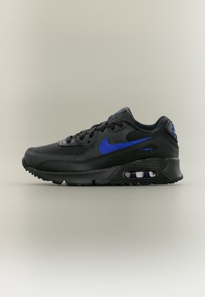 Sneaker Nike Air Max nera con swoosh blu e suola con cuscino d’aria, mostrata di profilo su sfondo neutro.